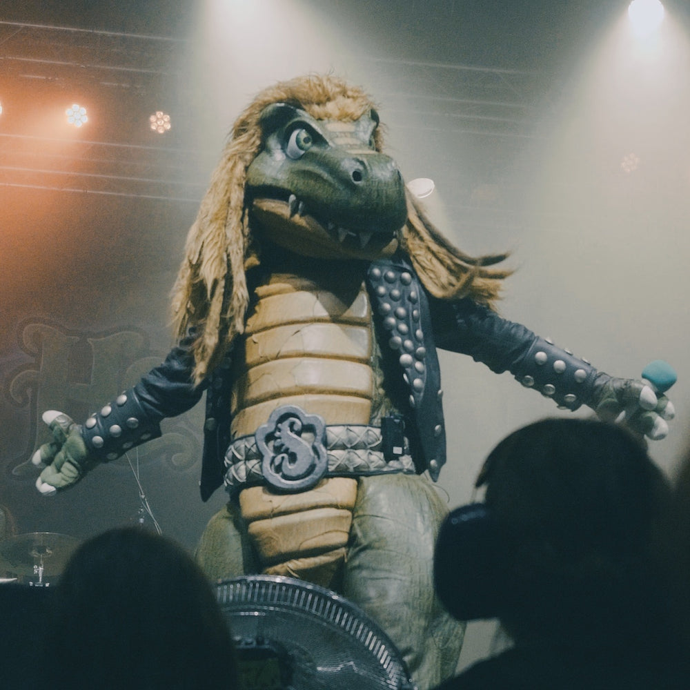 Heavysaurus Konzert im Kulturzentrum Pavillon Hannover um 11:00 Uhr, Livemusik-Event vom Heavysaurus Shop, Bühne und Publikum sichtbar