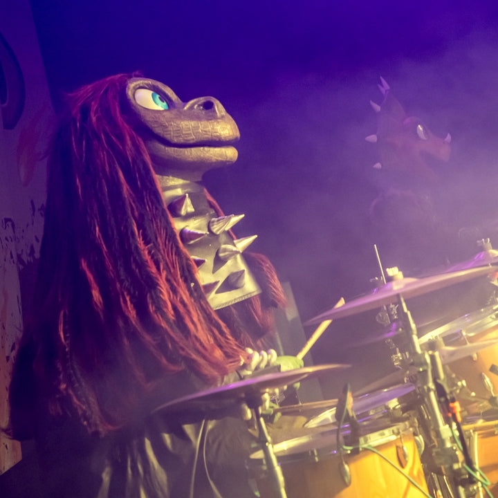 Heavysaurus Konzert in Hamburg Harburg, Kultur Palast, Live-Aufnahme mit Fans, farbenfrohe Bühne und Band-Performance