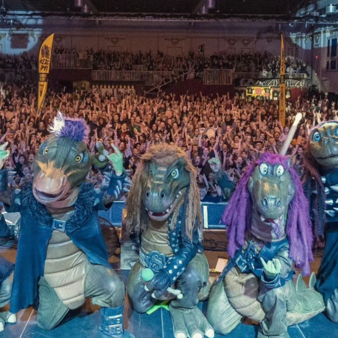 Heavysaurus Konzert in Gensingen, Nahetal-Arena, live auf der Bühne mit Musikern und Publikum bei einem Heavy-Metal-Event.