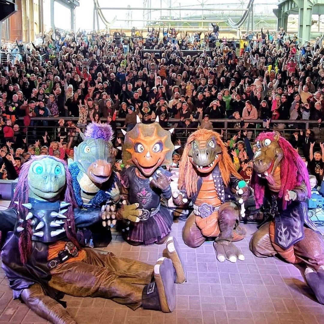 Heavysaurus Konzert in Gensingen, Nahetal-Arena, Veranstaltungsbild mit Fans und Bühne bei einem Heavy Metal Event.