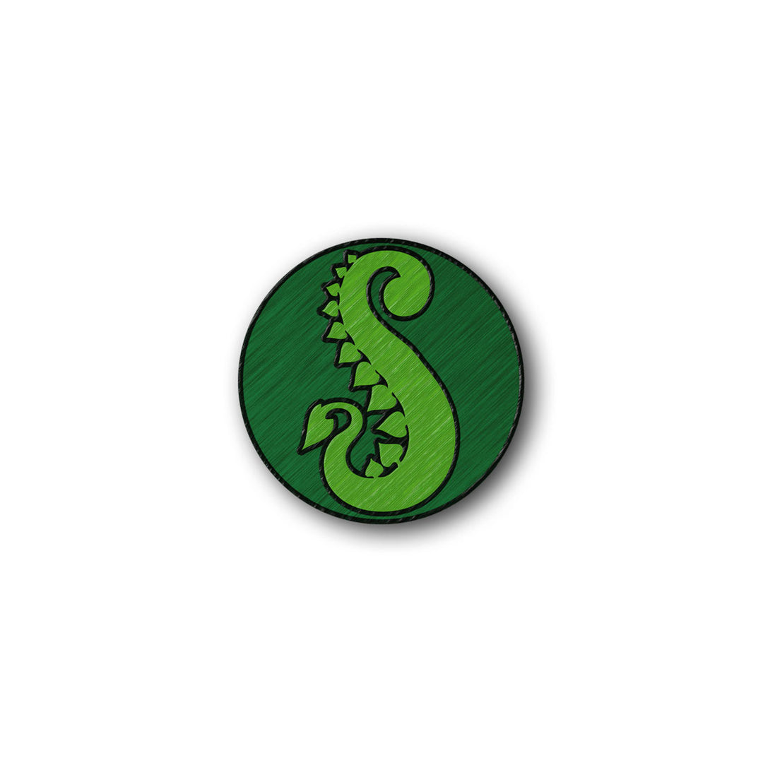 Runder Aufnäher mit schwarzem "S" Logo, Accessoire von Heavysaurus Shop, auf weißem Hintergrund sichtbar