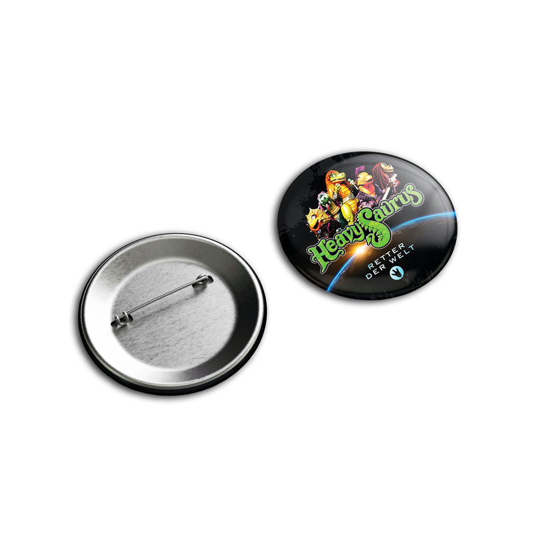 Runder Button "Retter der Welt" mit 50mm Durchmesser, Accessoire von Heavysaurus Shop, mit buntem Design auf weißem Hintergrund