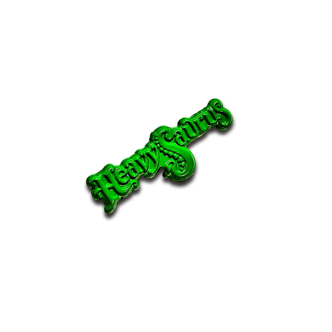 Metall-Logo-Pin 45mm von Heavysaurus Shop, glänzendes silbernes Abzeichen mit Heavysaurus-Design auf schwarzem Hintergrund